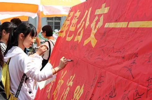 深圳立业实业与大学生开展＂随手公益温暖出行＂宣传活动